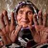 بوسه بر دستان چروکیده ات میزنم ای مادر...